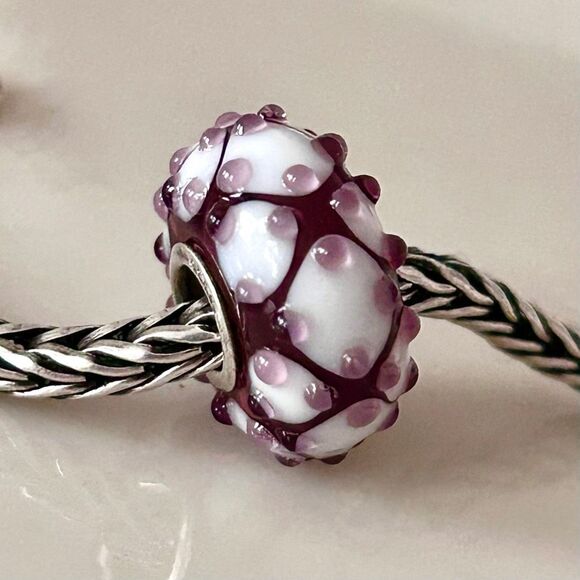 TROLLBEADS UU Textured Purple & White Flower Quilt LAA 925S NEW Condition - Picture 2 of 7